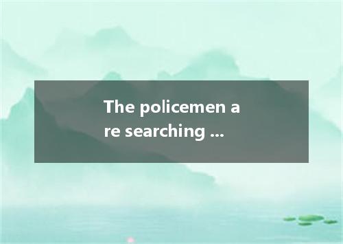 The policemen are searching for the car on the highway.A.damagingB.damagedC.dest